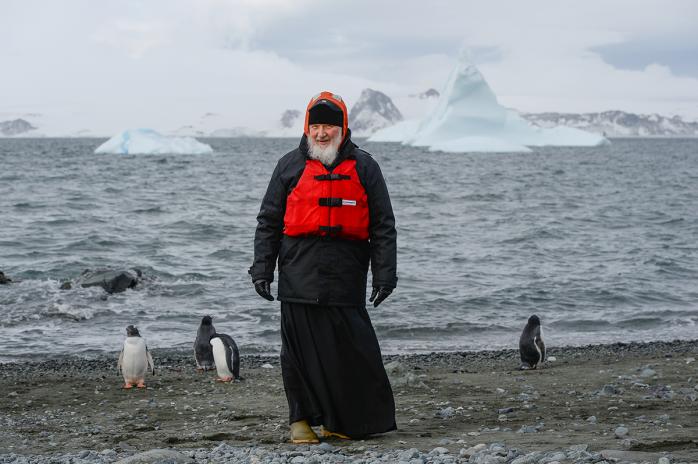 Прогулянка з пінгвінами. Глава РПЦ відвідав Антарктиду і став об’єктом фотожаб