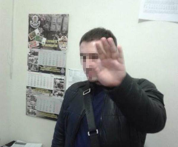 Щоб отримати хабар одеський поліцейський змусив затриманого оформити кредит