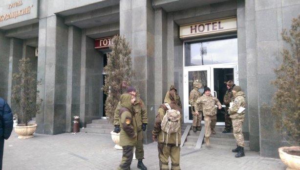 На Майдане неизвестные в камуфляже зашли в отель «Казацкий» и устроили там штаб — СМИ