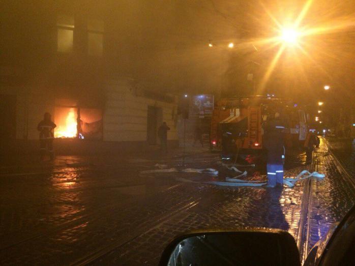 Во Львове ночью сгорели отделения российских банков (ФОТО)