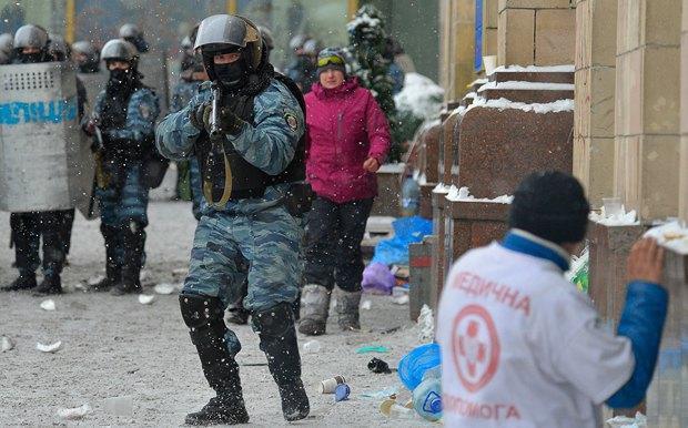 Задержанных за расстрел Майдана беркутовцев обвинили в теракте и продлили арест