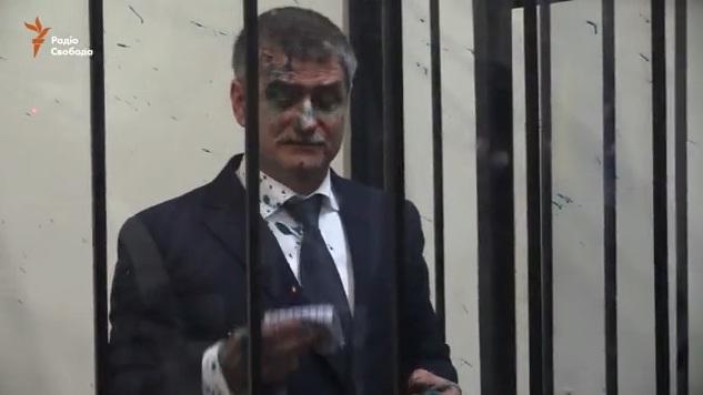 Екс-начальника київського СБУ в суді облили зеленкою (ВІДЕО)
