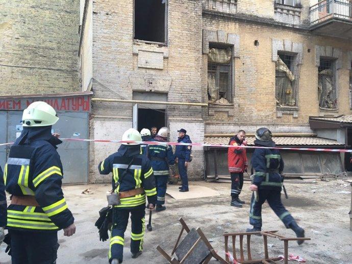 З-під завалів будинку в Києві врятували шістьох осіб, одна людина загинула (ВІДЕО)