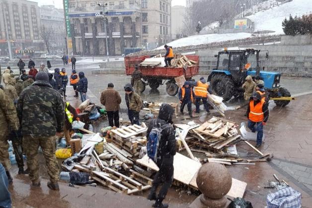 На Майдані в Києві з боєм прибрали останній намет (ФОТО)