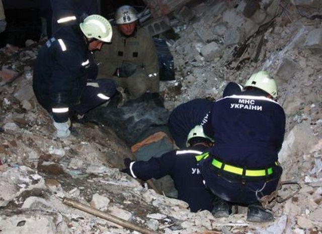 Спасатели сообщили о вероятной второй жертве обрушения дома в Киеве