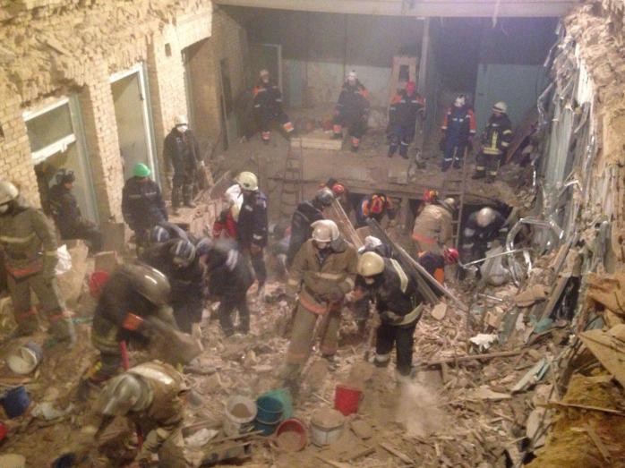 Из-под завалов дома в Киеве извлекли два тела