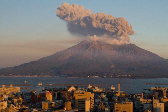 Власти Японии объявили тревогу из-за возможного извержения вулкана