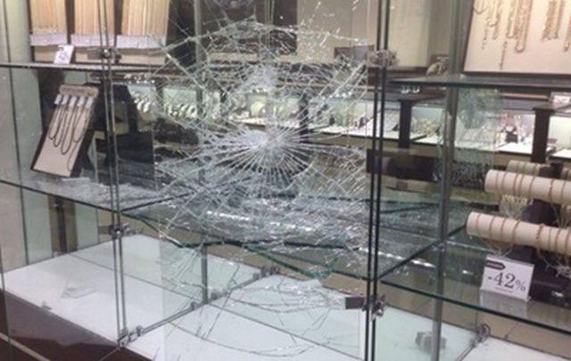 В Запорожье вооруженные люди ограбили ювелирный магазин