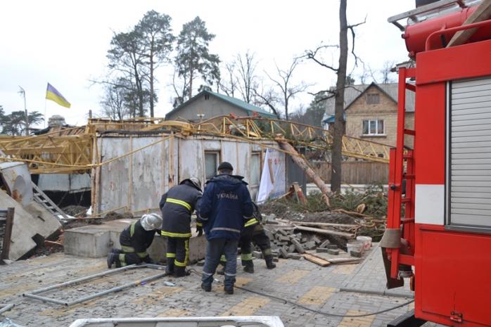 Под Киевом рухнул башенный кран, есть жертвы (ФОТО)