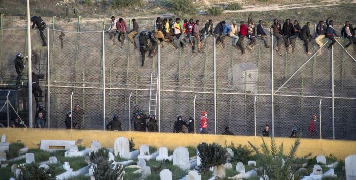 На греческо-македонской границе мигранты пытались прорвать заграждение