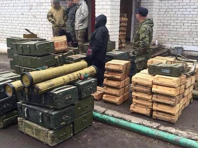 На Луганщине при обыске базы отдыха изъяли 100 кг взрывчатки и 400 ящиков патронов