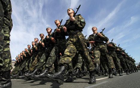 Служить в армии по контракту захотели уже более 9 тысяч украинцев
