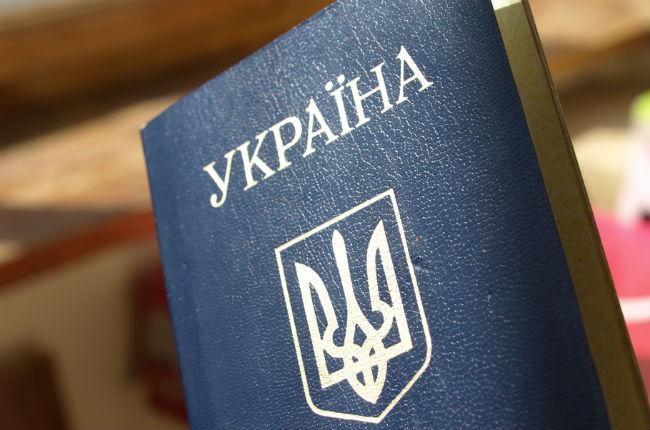 У консульствах та посольствах України спрощено порядок оформлення паспортів