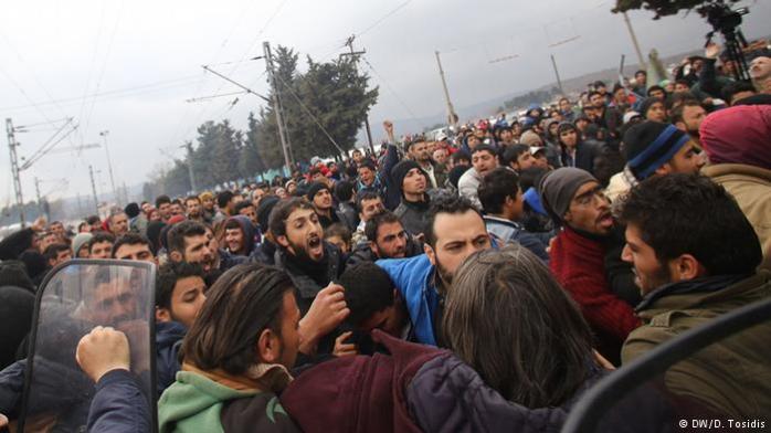 Кількість біженців на грецько-македонському кордоні невпинно зростає