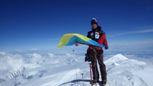 На вершине самого высокого вулкана в мире установили флаг Украины (ФОТО)
