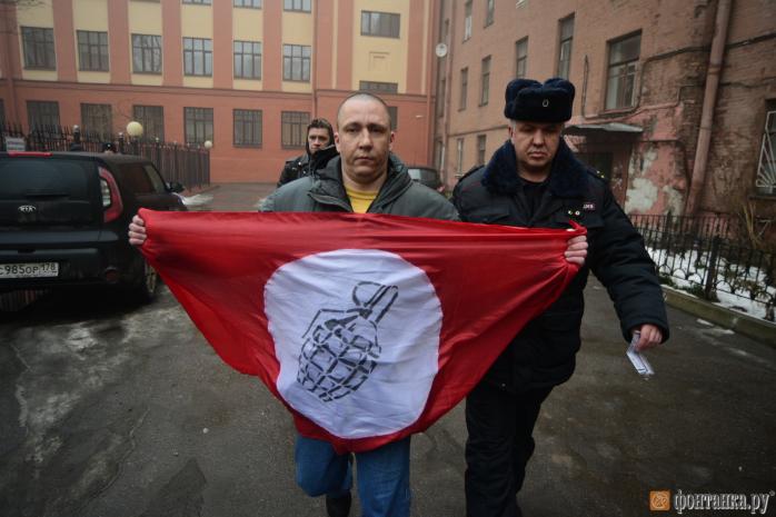 У Санкт-Петербурзі активісти закидали українське консульство яйцями і фаєрами (ФОТО)