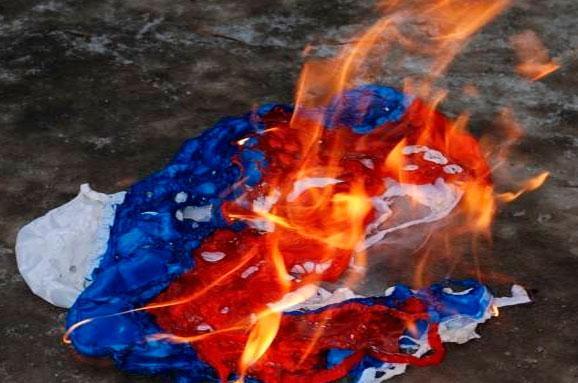 У Львові влаштували бійку та спалили російський триколор під консульством РФ (ФОТО)