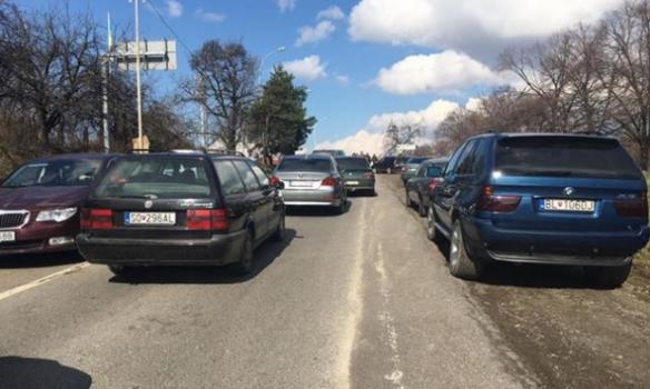На Закарпатті автомобілісти блокують рух на кордоні зі Словаччиною (ФОТО)