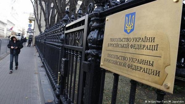 У Москві 200 людей мітингують під посольством України проти Савченко