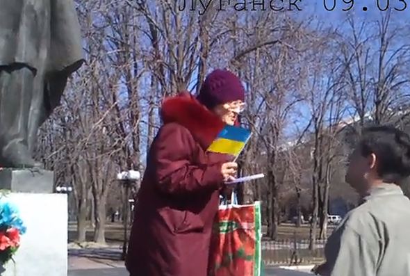 Одна проти окупантів: У Луганську жінка з прапором України прочитала вірші Шевченка під час зібрання прихильників ЛНР (ВІДЕО)