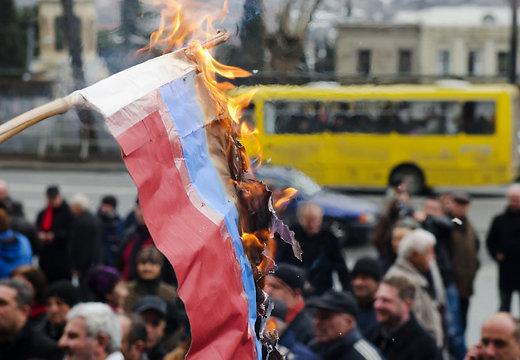 Поліція розслідує публічне спалення російського прапора у Львові