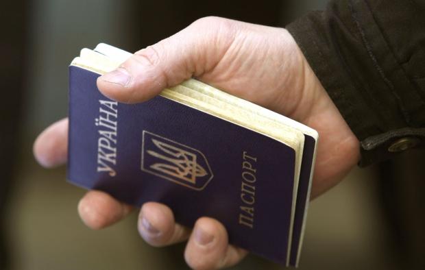 У Криму прикордонники вилучають в українців паспорти
