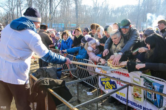 В России чиновникам запретили кормить людей с лопат на Масленицу