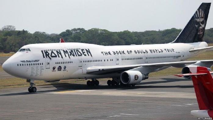 Самолет известной рок-группы Iron Maiden попал в аварию, есть раненые