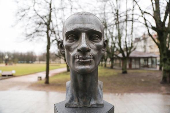 Литовці встановили пам’ятник російському художнику, який підпалив ФСБ (ФОТО)