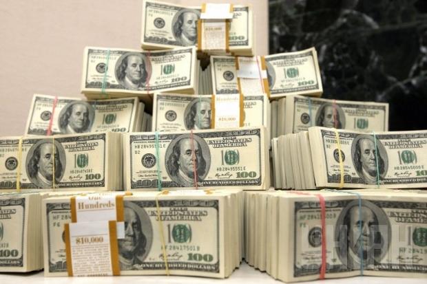 Нацбанк продал рекордную сумму долларов на валютном аукционе