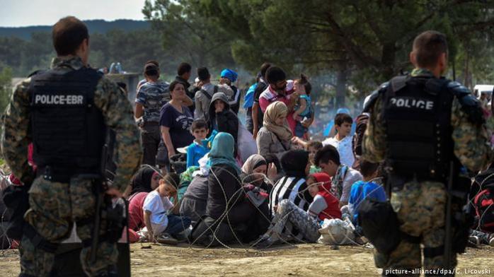 Сотни мигрантов готовятся прорвать границы Греции и Македонии