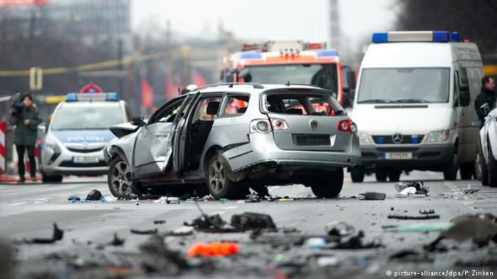В Берлине во время движения взорвался автомобиль, есть жертвы