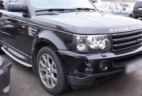 У Києві Range Rover зі зброєю і наркотиками потрапив у аварію