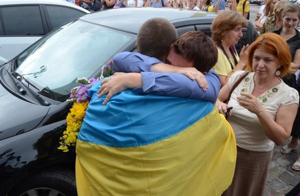 Из плена боевиков освободили троих украинцев — Порошенко