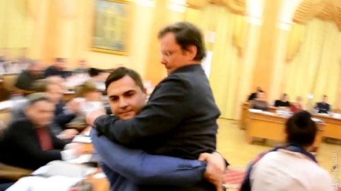 «Последователь» Барны вынес заместителя Саакашвили из зала Одессого горсовета (ВИДЕО)