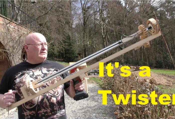 У Німеччині винайшли дерев’яну гвинтівку, яка стріляє ножами (ВІДЕО)