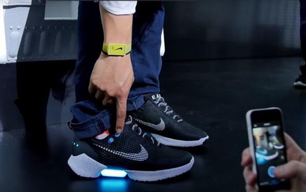 Nike запустила виробництво кросівок, що шнуруються самі (ВІДЕО)