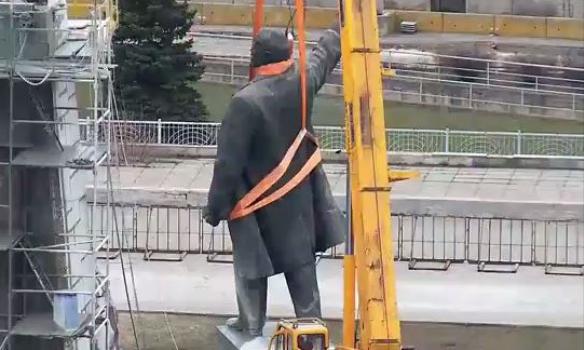 В Запорожье завершен 30-часовой демонтаж Ленина (ФОТО)