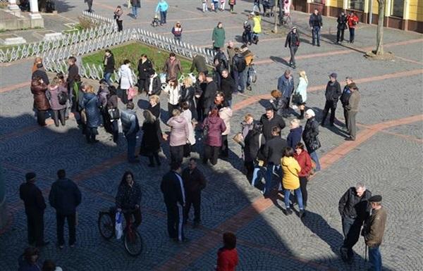 На Закарпатье студенты и преподаватели ПТУ заблокировали горсовет (ФОТО)