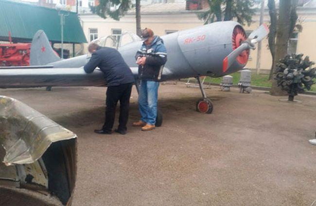 В Ровно пьяный участник АТО залез в музейный самолет и грозился всех расстрелять (ФОТО)