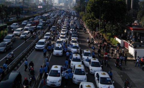 В Индонезии тысячи таксистов протестуют против Uber