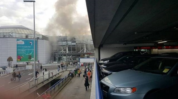 Сотни людей в панике покидают аэропорт Брюсселя после взрыва (ВИДЕО)