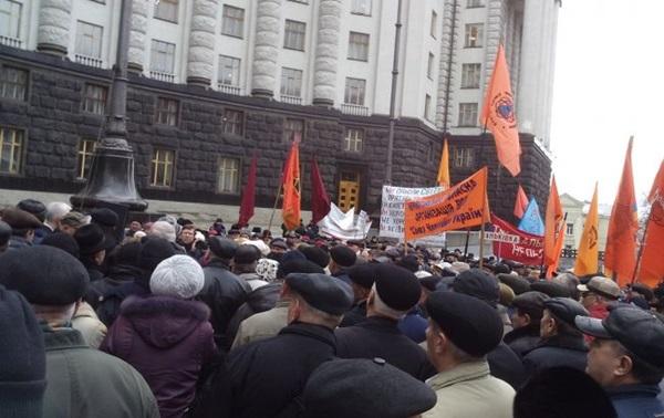 Около 700 чернобыльцев окружили Кабмин и требуют повысить соцпомощь (ФОТО)