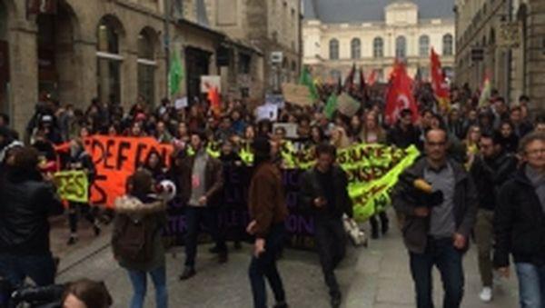 В Париже молодежный митинг закончился беспорядками (ВИДЕО)