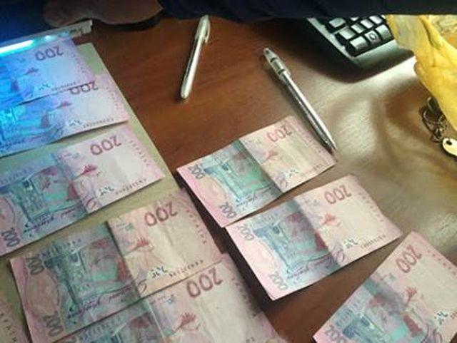 Полицейский и налоговик попались на взятках в Полтавской области
