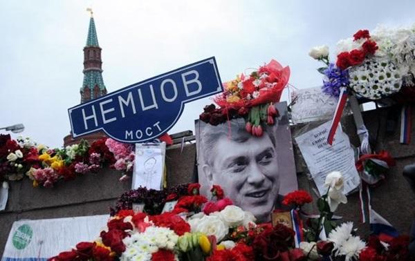 У Москві знову прибрали народний меморіал Нємцову