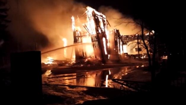 В Финляндии в пасхальную ночь подожгли 230-летнюю церковь (ВИДЕО)