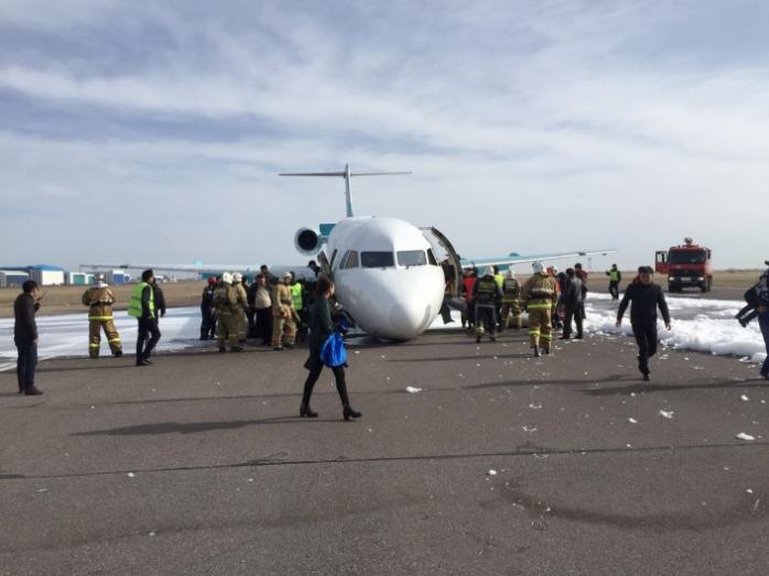 В Астане пилоты посадили самолет без шасси с 116 пассажирами на борту (ФОТО, ВИДЕО)