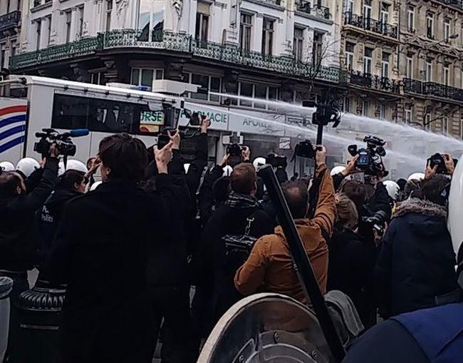 В Брюсселе полиция водометами разогнала демонстрацию радикалов