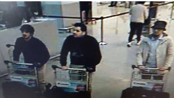 Терористи-смертники за хвилини до вибуху в аеропорту Брюсселя (ВІДЕО)
